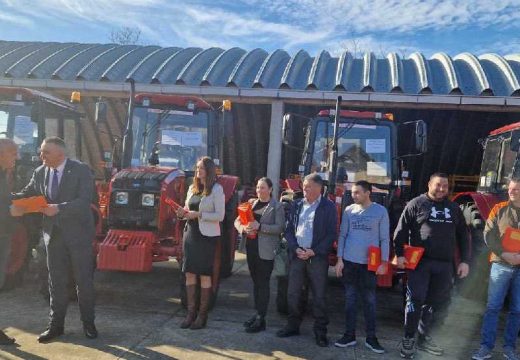 Bijeljina: Ministar Minić u Vršanima dodijelio 21 „belarus“ traktor mladim poljoprivrednicima