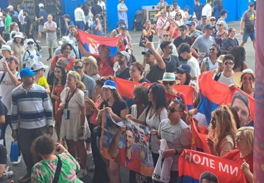 Ludnica pred Đokovićev meč: Srpski navijači okupirali kompleks, ”zasmetali” Mekinrou