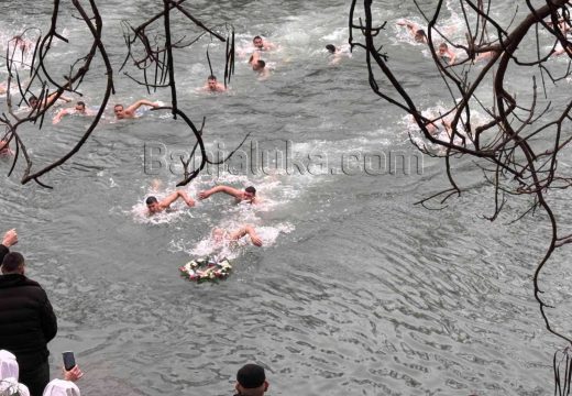 Plivanje za Časni krst: David Dardić prvi je danas doplivao do Časnog krsta u Banjaluci (Foto/Video)