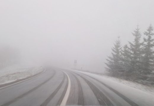 Vozači, oprez!: Saobraćaj se odvija po klizvaim kolovozima, magla smanjuje vidljivost, a mogući su i odroni