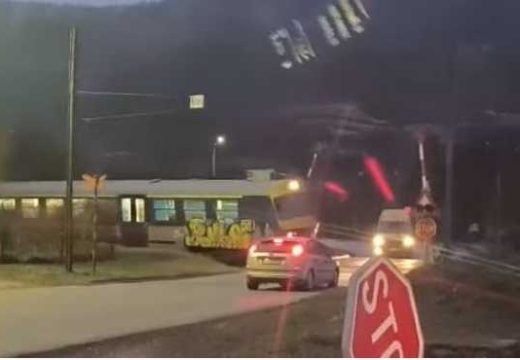 Tragedija izbjegnuta za sekundu: Na pružnom prelazu rampa ostala podignuta dok je voz prolazio (Video)