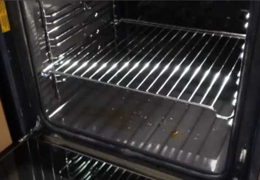 Bez ribanja i jakih hemikalija: Očistite vrata rerne u samo 3 minute uz dva sredstva iz kuhinje