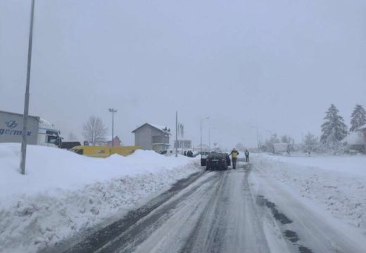 Oprez: Kolovozi klizavi, jaki udari vjetra