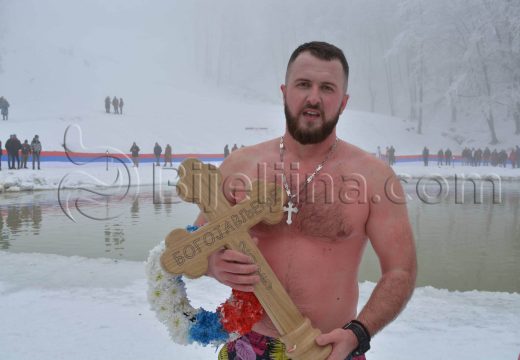 Lopare: Slaviša Despotović iz Triješnice prvi doplivao do Časnog krsta