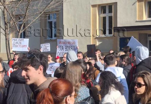 Počelo mirno okupljanje studenata u Banjaluci: Kampusom odjekuje tišina (Foto/Video)