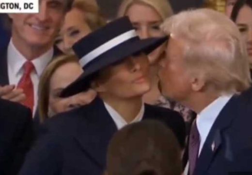 Nakon završene ceremonije polaganja zakletve: Trampov poljubac u prazno (Video)