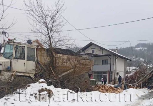 Srećom bez povrijeđenih: Damperom kroz naselje pa u ogradu (Video)