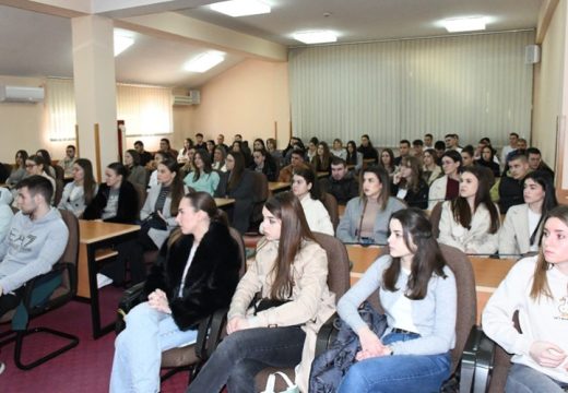 Potpisani ugovori o stipendiranju 130 studenata: Gradiška za stipendije izdvaja 220.000 KM