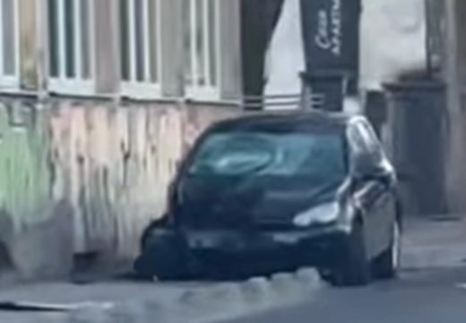 Teška nesreća u BiH: Zabio se u džamiju, zaustavio se 300 metara dalje (Video)