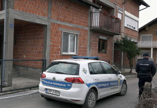 “Nikada nisu boravila u dvorištu, bila su zatvorena u kući”: Komšije o mališanima koji su boravili u kući strave u Brčkom