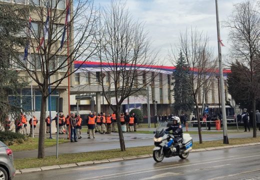 Autobusi sa građanima pristižu: Puni se plato kod NSRS pred miting u podne (Foto/Video)