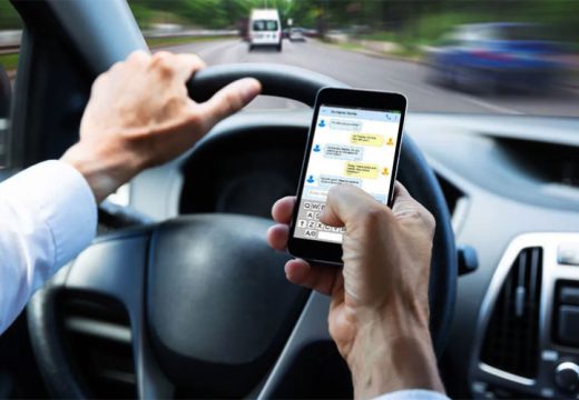 Oprez: Evo šta se dešava svaki put kad pogledate u telefon tokom vožnje!