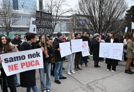 “Životi nisu statistika!”: Studenti i građani na protestu traže pravdu za žrtve prošlogodišnjih poplava