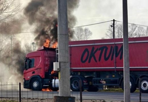 Požar gasi sedam vatrogasaca: Zapalio se kamion na putu Bijeljina-Rača