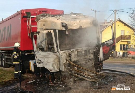 Ugašen požar u Dvorovima: Izgorjela kabina kamiona (Video)