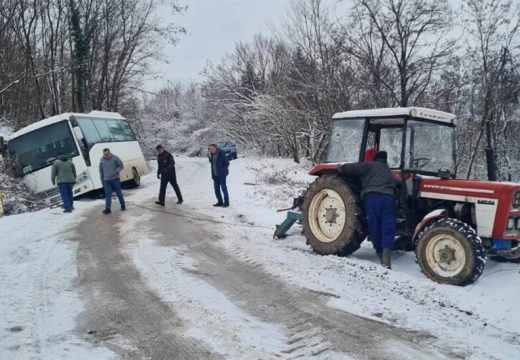 Izvlačio ga traktor: Autobus sa učenicima sletio s puta