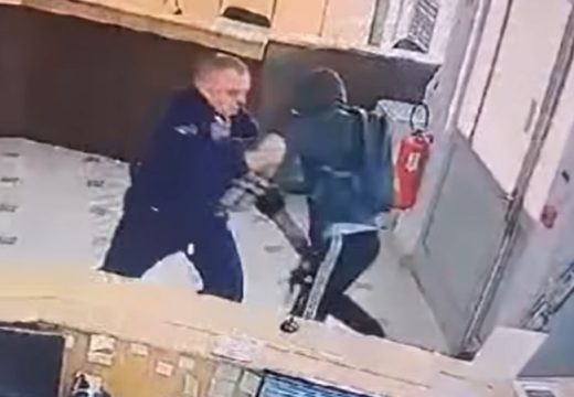 Pokušaj pljačke banke u BiH: Radnik obezbjeđenja golim rukama krenuo na pljačkaša s pištoljem (Video)