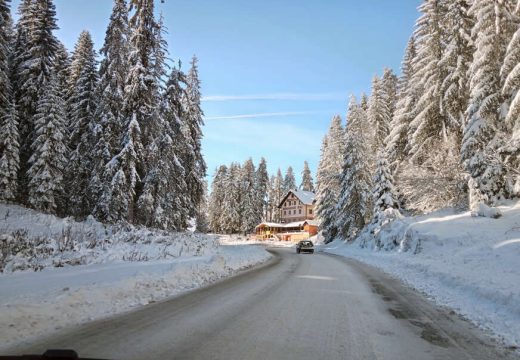 Jutros kolovozi mokri i klizavi: U višim predjelima zbog snijega usporen saobraćaj, povećana opasnost od odrona