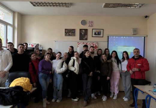 Pomoć socijalno ugroženoj djeci: Bijeljinski gimnazijalci organizovali javni čas