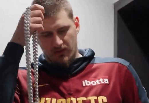 Pogledajte video: Hit reakcija Jokića nakon nagrade koju je dobio