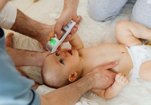 Simptomi veoma slični epilepsiji: Pedijatar objasnio šta učiniti kada visoka temperatura kod djece izazove fras