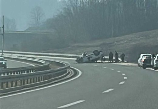 Auto-put “9. januar”: Vozilo na krovu (Foto)