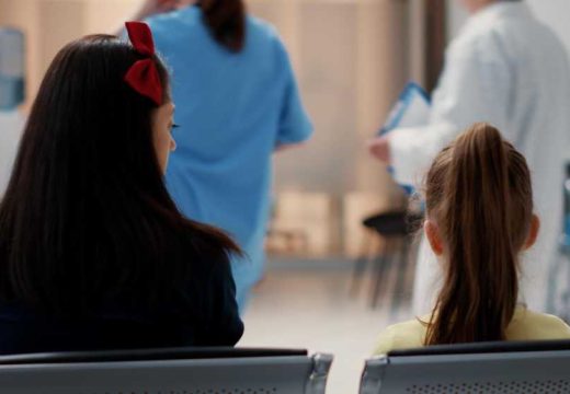 Banjalučka pedijatrija: Djeca pod temperaturom čekaju zbog sastanka službe (Foto)