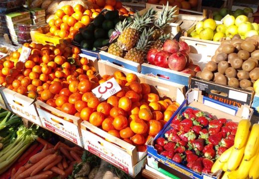 Visoke cijene odbijaju kupce:Raznovrsna ponuda voća i povrća na Zelenoj pijaci