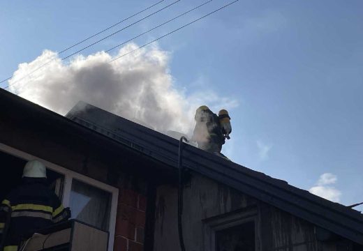Bijeljina: U požaru oštećena porodična kuća u Batkoviću, intervenisala dva vatrogasna vozila