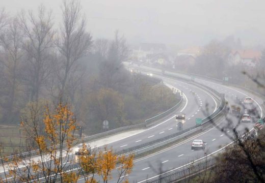 AMS RS: Klizavi kolovozi, magla smanjuje vidljivost