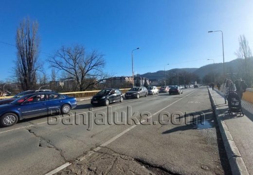 Klizav kolovoz: Vozačima se savjetuje se oprezna vožnja, mogući odroni u usjecima