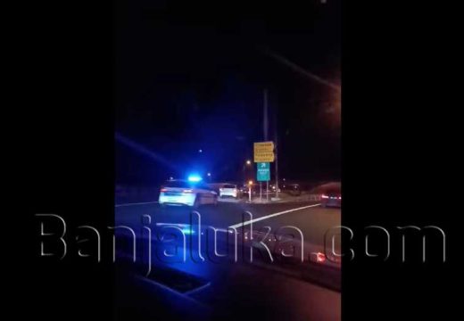 Obustavljen saobraćaj na auto-putu: Sudar grtalice i putničkog vozila (Video)