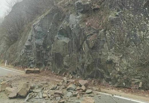 Vozači oprez: Obrušila se stijena, dio iste prijeti da padne (Video)