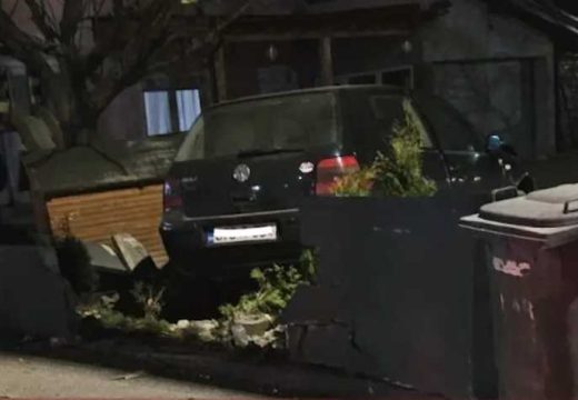 Nezgoda: ”Golfom” probio betonsku ogradu i završio u dvorištu