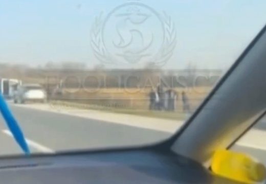 Hrvatska: Žestoka tuča huligana na autoputu, navijač ostao da leži nepomično (Video)