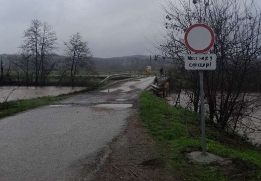 Sa padavinama rastu voda i strah: Ukrina oštetila most, obustavljen saobraćaj na putu prema Stanarima