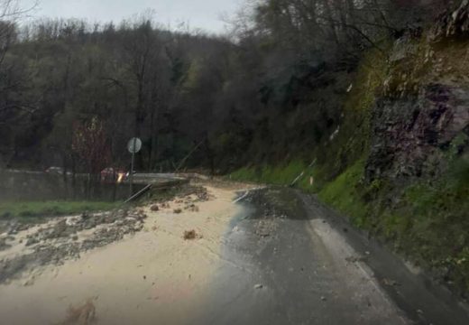 Vozači, oprez: Na potezu od “nule“ prema Manjači odroni, voda i blato liju niz put (Foto)