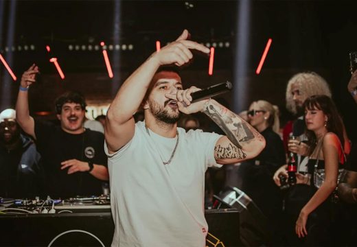 Trenutno je na podršci kiseonikom: Pjevač koji je nastupao u diskoteci ima opekotine lica i šake