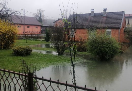 Gradiška: “Kada sam vidio kako voda nadire i ruši sve, pobjegao sam” (Foto)