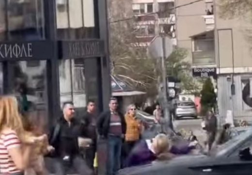 Incident u Žarkovu: Automobilom se zaletio u građane koji idu na protest (Video)