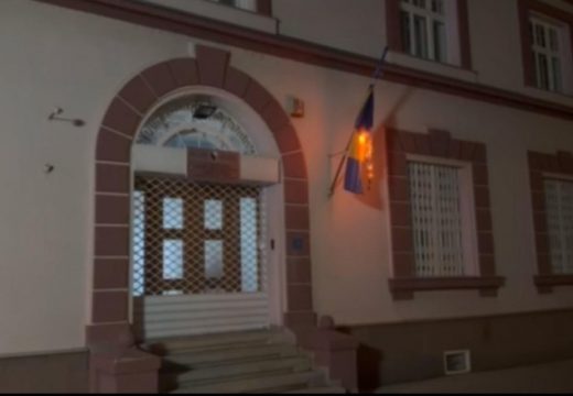 Panika među stanovnicima: U Brčkom zapaljena zastava BiH (Video)