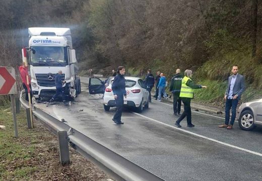Teška nesreća u Jablanici: Poginula jedna osoba, saobraćaj usporen