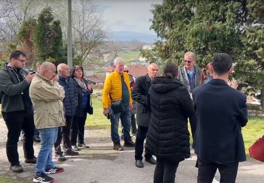 Drama u Tuzli: Mještani optužuju župnika za kriminal, on tvrdi da su ga zarobili u crkvi