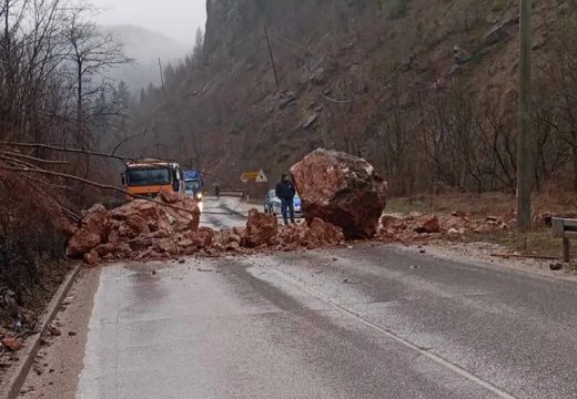 Saobraćaj obustavljen: Veliki odron zemlje na putu prema Palama