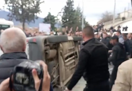 Haos u Kočanima: Građani prevrnuli automobil vlasnika diskoteke, razbijen i njegov kafić (Video)