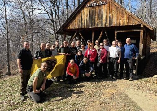 “Panteri” za prirodu: Planinari donirali hranu za jelene na Majevici (Foto)