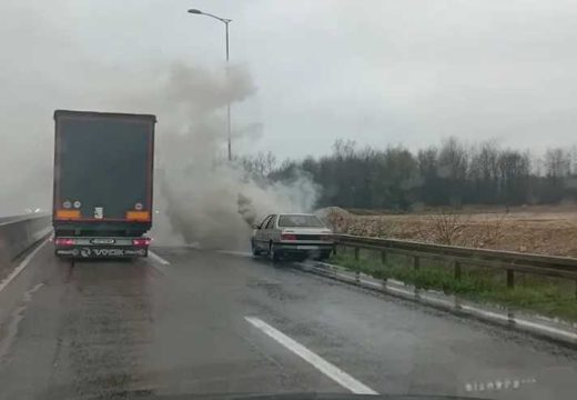 Nastao kolaps: Zapalio se automobil na brzoj cesti Banjaluka-Laktaši