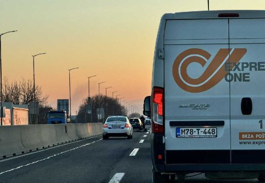 Udes na brzoj cesti Banjaluka-Laktaši: Zastoj i rasuta plastika na putu