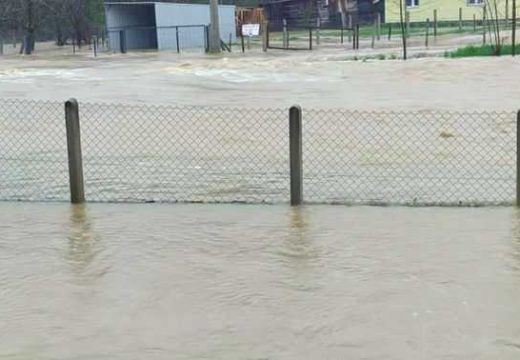 Ljeti presuši, a sada je kao Vrbas: Haotično u Zalužanima, kuće odsječene (Video)