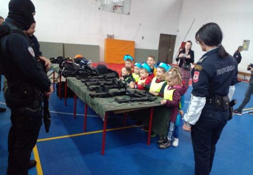Organizovan Dan otvorenih vrata u Policijskoj upravi Bijeljina: Djeca obožavaju policijsku uniformu (Foto)